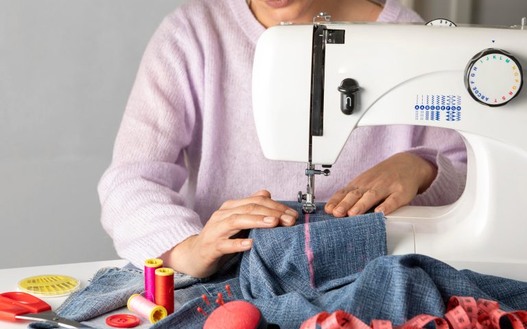 Máquina doméstica e máquina overlock: entendendo as diferenças